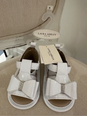🤍 9~12 Mth Size 4 Laura Ashley Patent Bow Baby Sandals with Rhinestones NWT